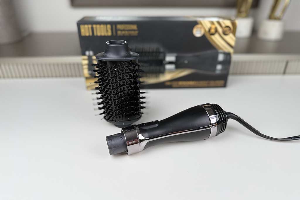 Hot-Tools-Black-Gold-One-Step-Detachable-Blowout-And-Volumizer-is-detachable