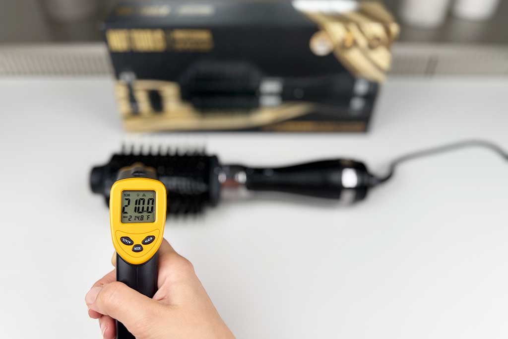 Hot-Tools-Black-Gold-One-Step-Volumizer-low-heat-setting-temperature